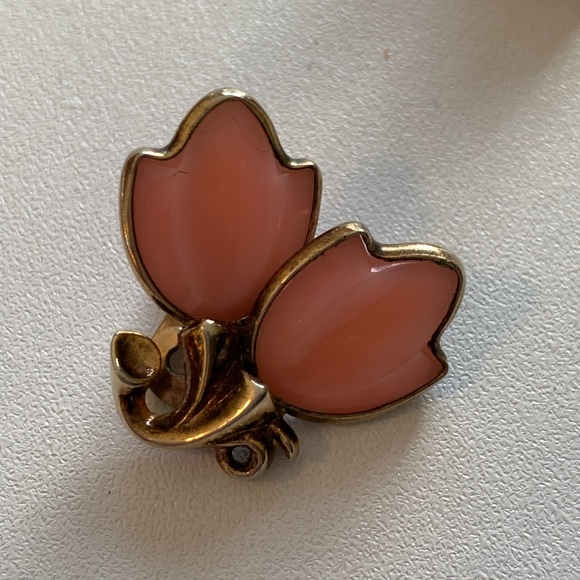 Vintage Trifari pink milk glass earrings. - Picture 3 of 5